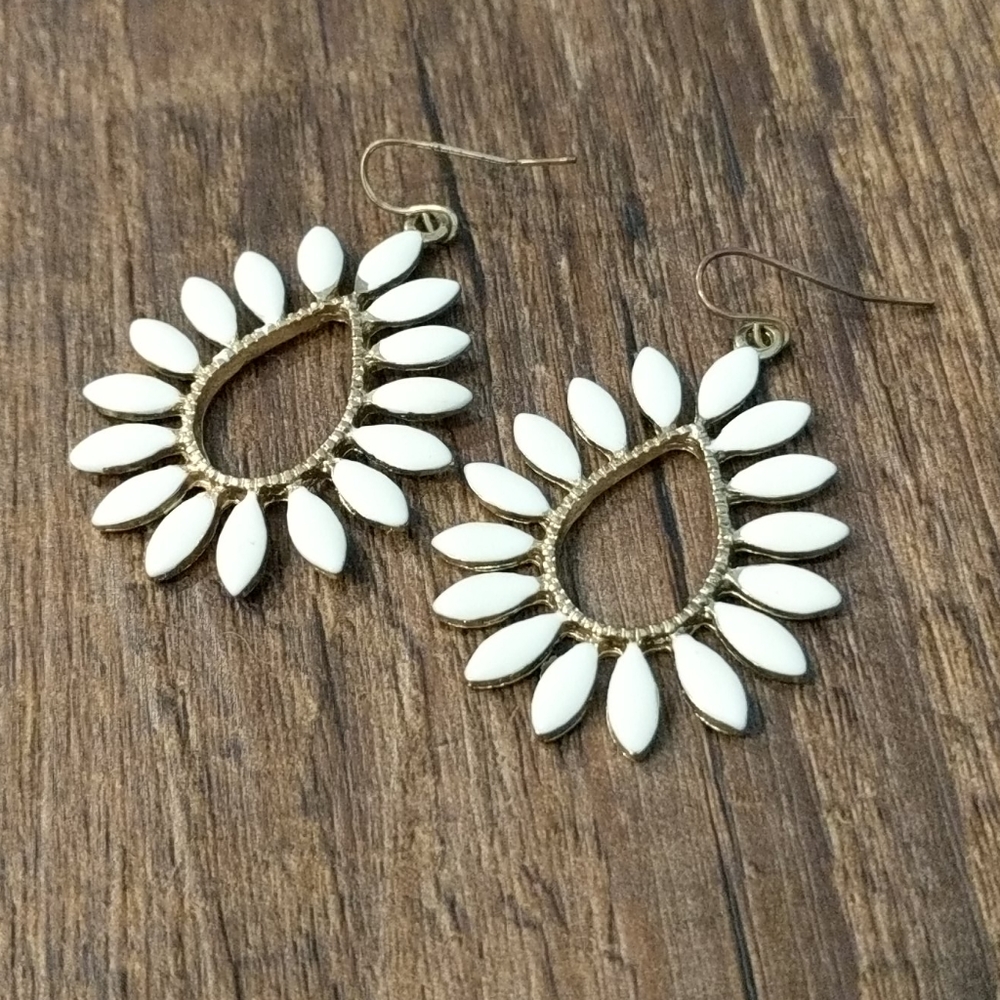 White dangle daisy earrings